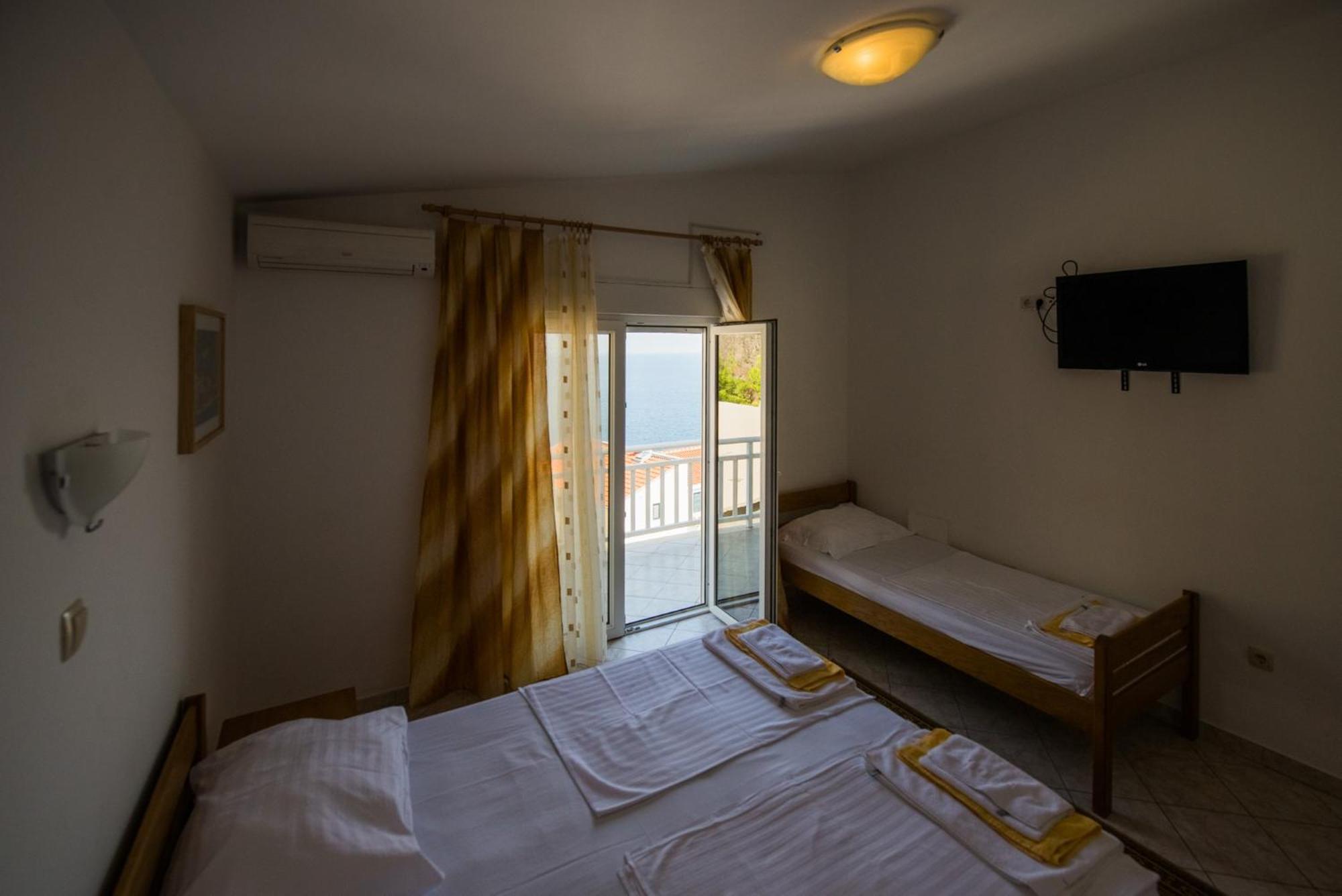 Bed And Breakfast Pero 3 Min Walk To The Beach Lokva Rogoznica Exteriör bild