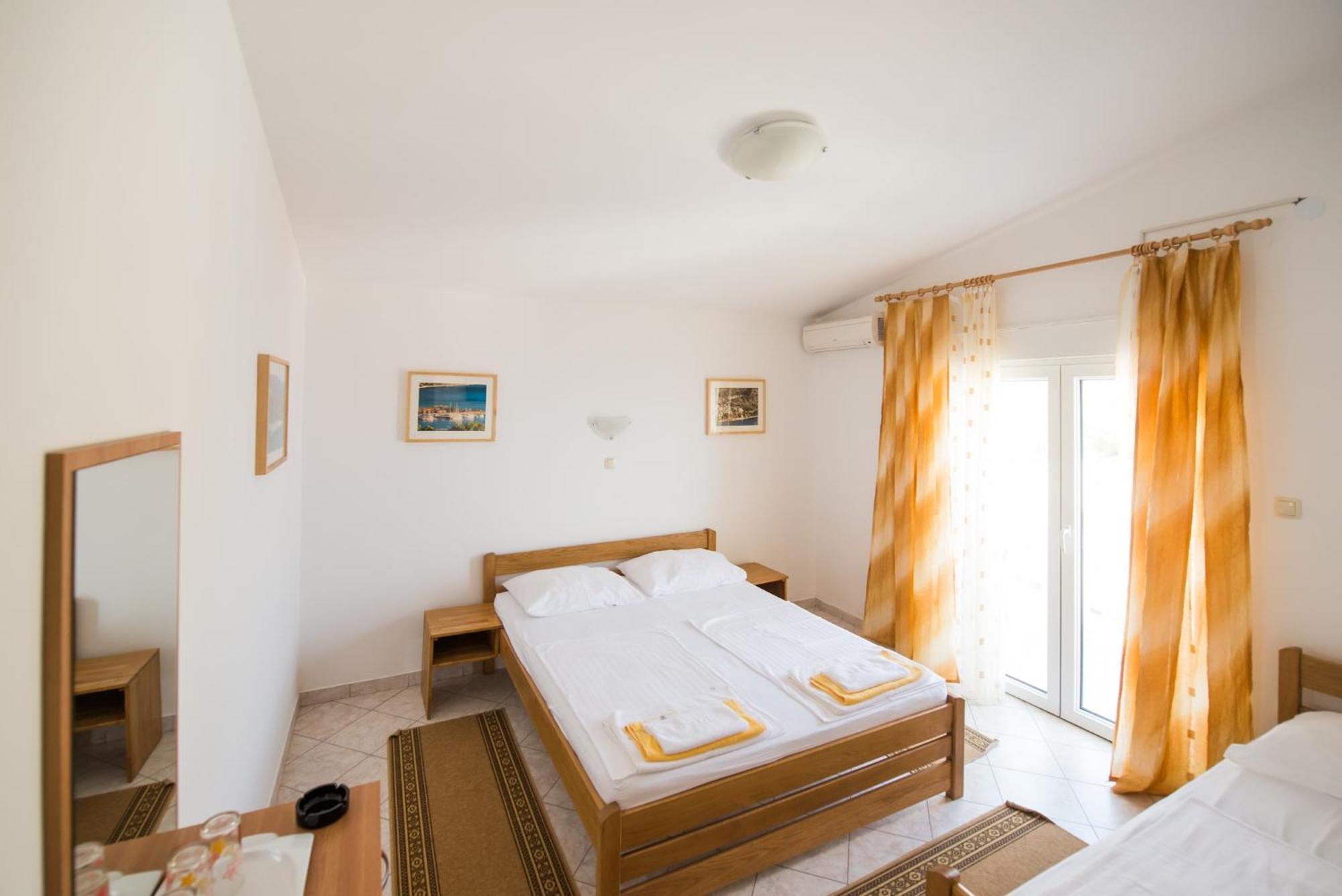 Bed And Breakfast Pero 3 Min Walk To The Beach Lokva Rogoznica Exteriör bild